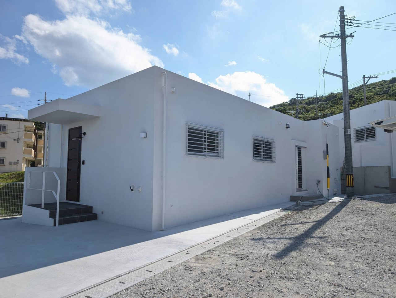 与那原板良敷1:2号棟外観